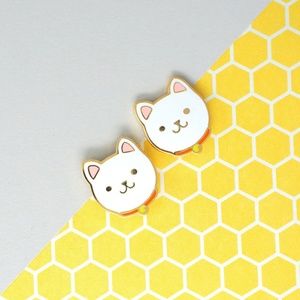 White Blessing Cat Enamel Stud Earrings [sold out]